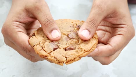 movimiento lento de romper galletas dulces