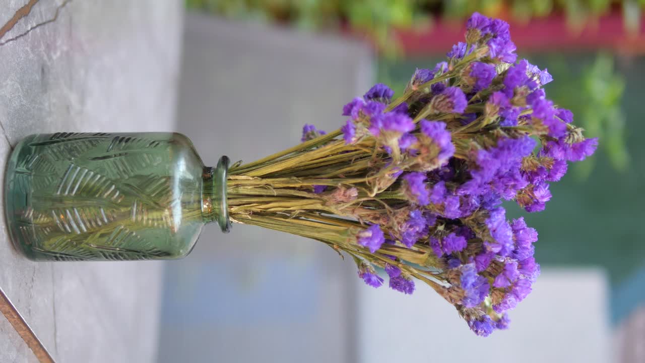Fiori viola in un vaso verde