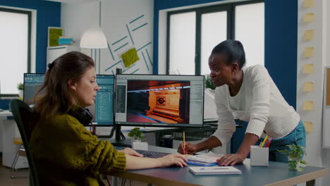 Diseñadora-De-Juegos-De-Mujeres-Multiétnicas-Mirando-La-Computadora.