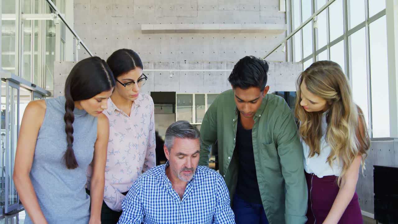 ejecutivo discutiendo durante la reunión 4k