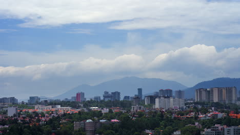 Zeitraffer-Von-Wolken,-Die-Hinter-Bergen-In-Der-Stadt-Vorbeiziehen