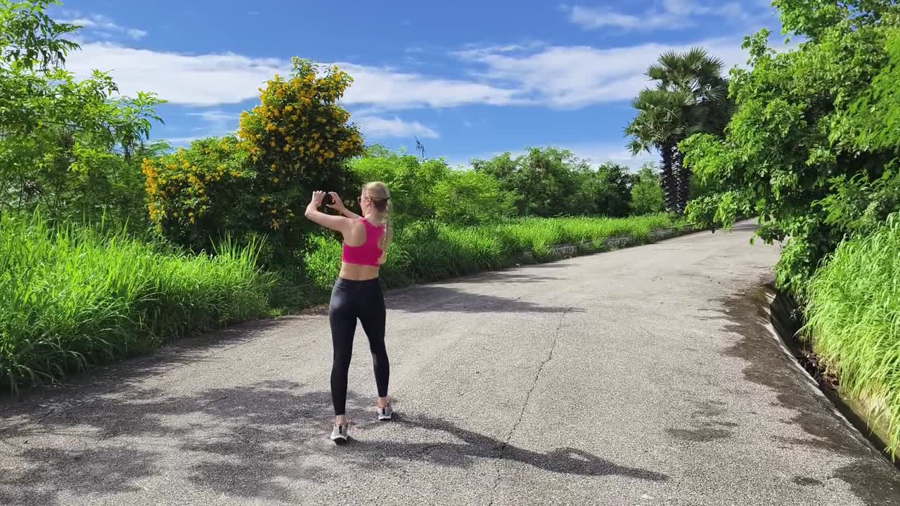 mujer tomando una selfie mientras hace jogging al aire libre