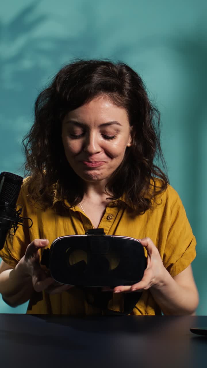 Vlogger espressiva che indossa un visore VR e parla