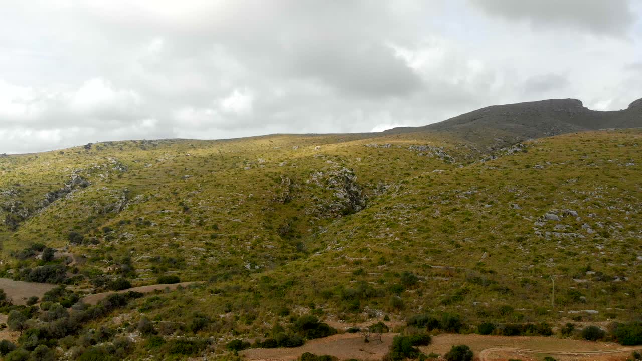 배경에 있는 녹색 언덕과 산을 보여주는 반전된 드론 영상