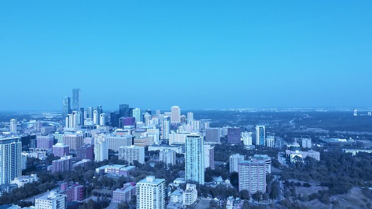 Voo de drone 4K sobre o centro de Edmonton, edifícios pós-modernos no lado sudoeste sobre os parques e o vale do rio, vistas deslumbrantes de verão YEG2-3