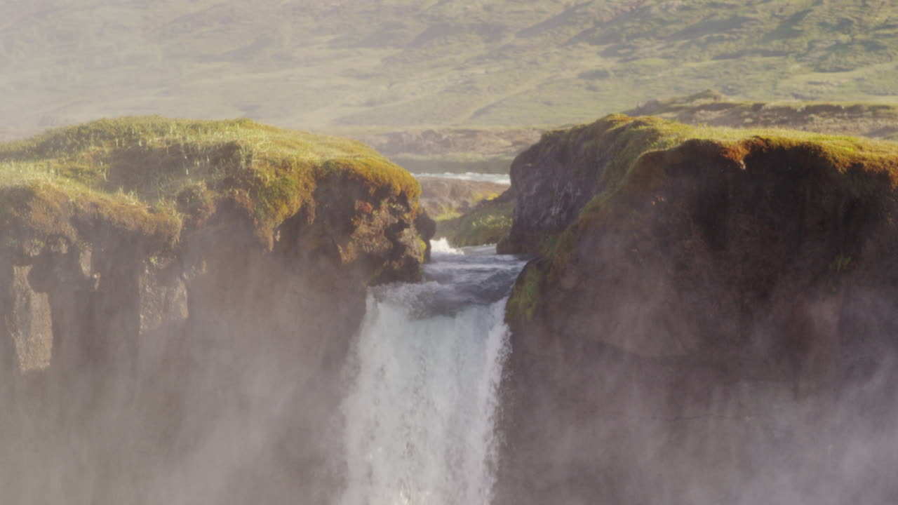 dolly en clip en la cabeza de la cascada de godafoss en primer plano