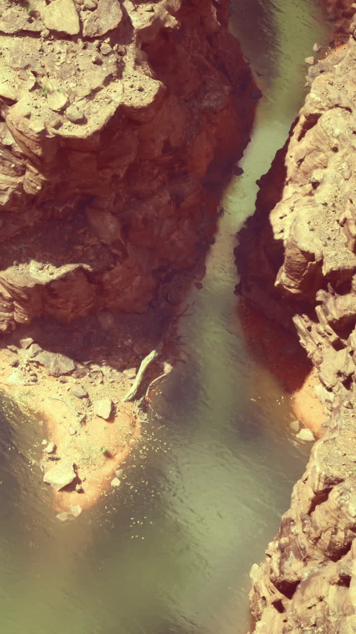 Esplorare il maestoso canyon con acqua scintillante sottostante durante l'ora d'oro