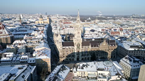 Vuelo-En-Dron-En-Invierno-Sobre-El-Casco-Antiguo-De-Múnich-Y-Marienplatz