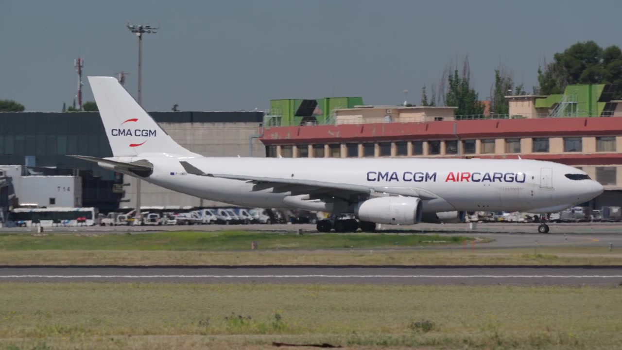 Aereo CMA CGM Air Cargo in rullaggio sul piazzale dell'aeroporto