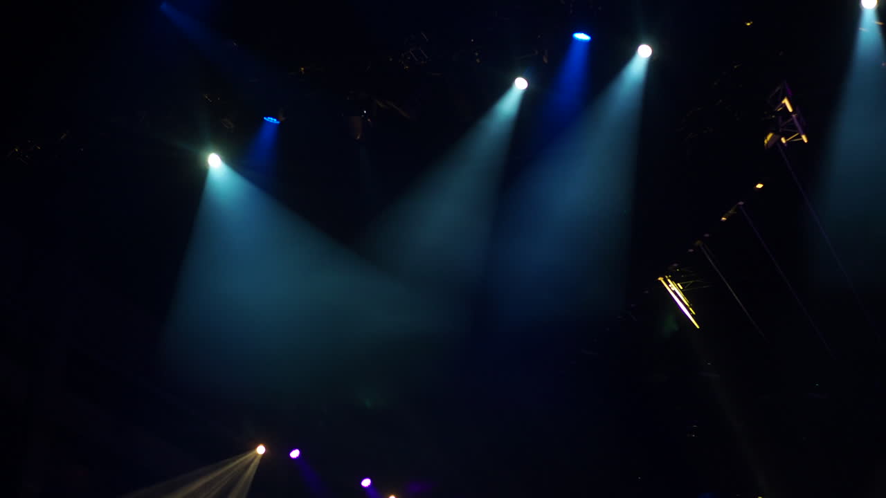 luces intermitentes y humo. equipo de iluminación escenario de concierto