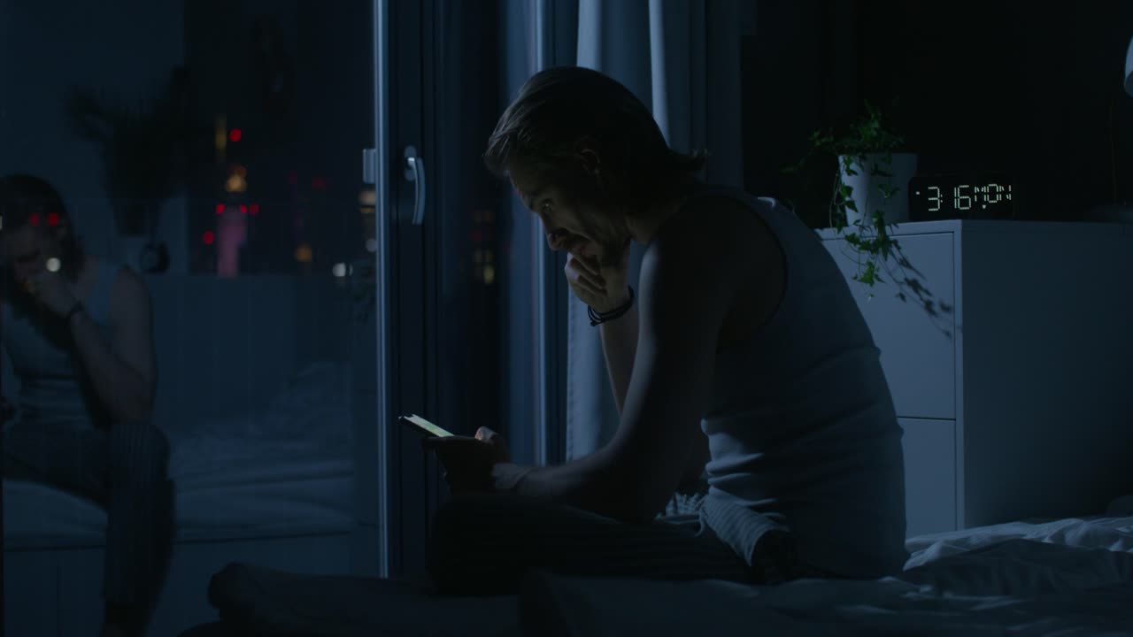 Uomo stressato al telefono a tarda notte