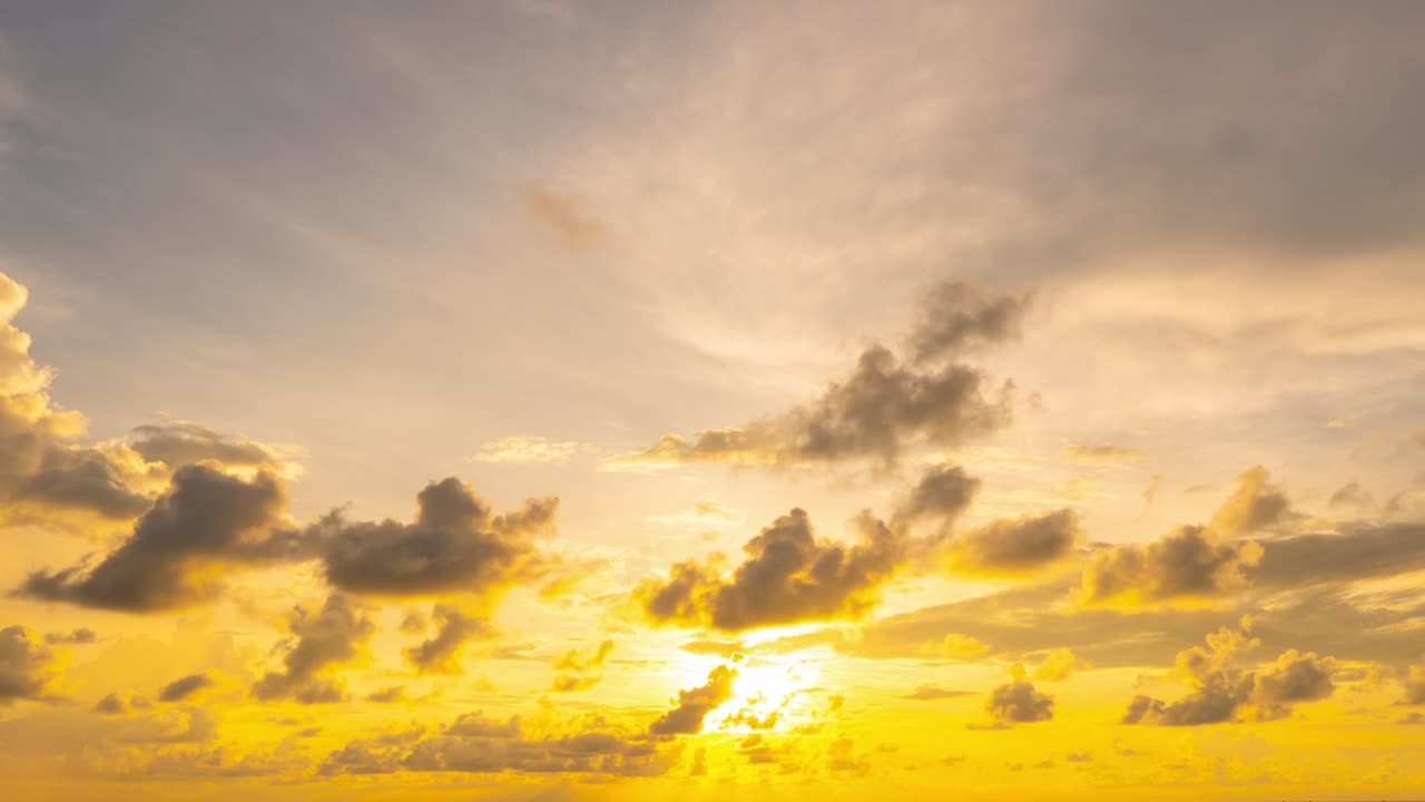 타임 스 비디오 4k: 자연 비디오 고품질 영상, 다채로운 로맨틱 장면, 하늘의 밤과 날, 흐르는 구름의 배경과 함께 시간 스, 자연과 여행 컨셉에서 밤과 날의 시간 시.