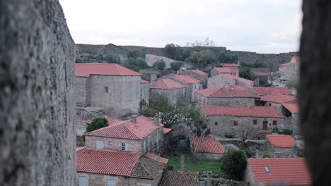 Blick-Vom-Fenster-Der-Burg-Sortelha-In-Sabuga