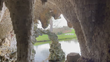 plano general de la atracción turística del hombre hizo una cueva de cristal, ubicada en el sur de inglaterra