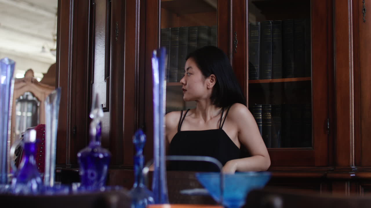 가게에 있는 아시아 여자