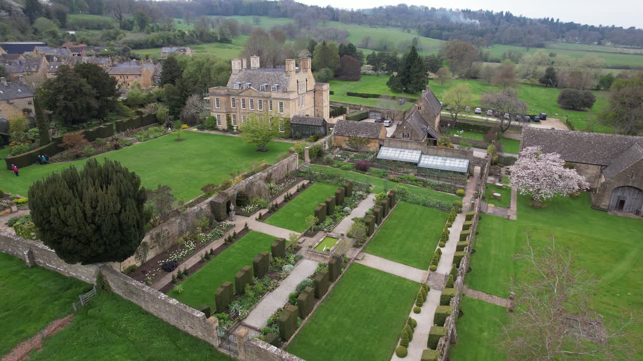 jardín de la casa de burton, cotswold, reino unido, vista aérea de un dron