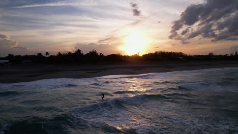 El-Surfista-Atrapa-Una-Pequeña-Ola-Al-Atardecer-Antes-De-Volcarse.