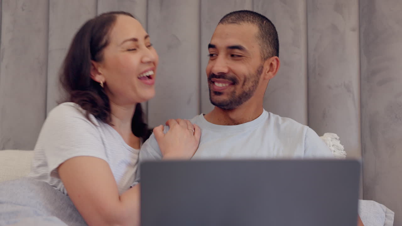 pareja, portátil y relajarse en la cama con películas