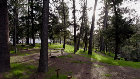 Eine-Filmische-Drohnenaufnahme-Eines-Campingplatzes-Zur-Goldenen-Stunde