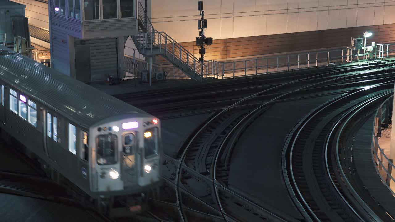 4k에서 밤에 철도에서 시카고 공공 열차