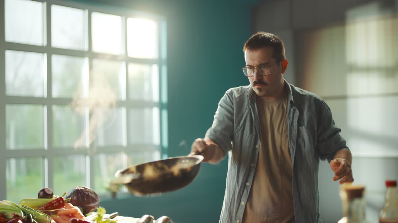 hombre cocinando en una cocina