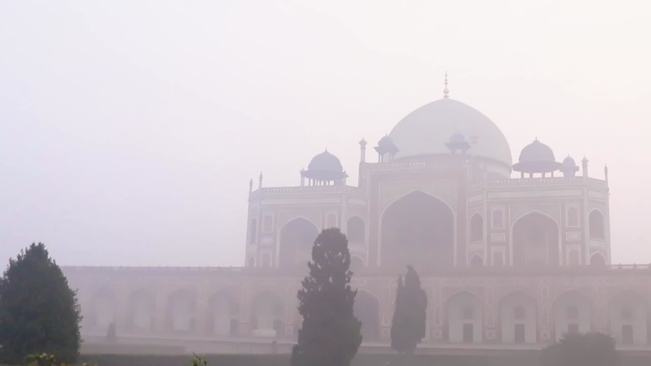 tumba de humayun en la mañana brumosa desde una perspectiva única tomada en delhi india
