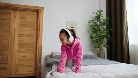 niña pequeña en el dormitorio.