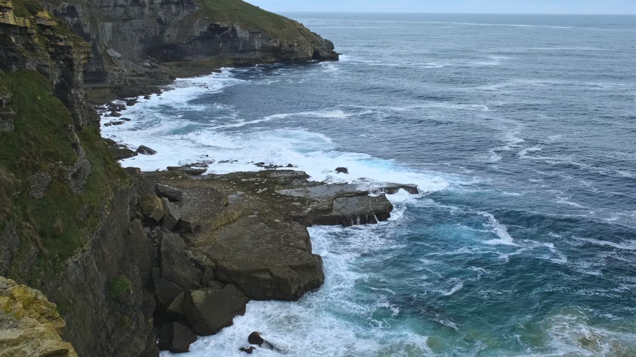Dal bordo roccioso e frastagliato dell'Isla si può ammirare il Mar Cantabrico in una giornata di sole.