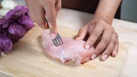 preparación de pecho de pollo crudo