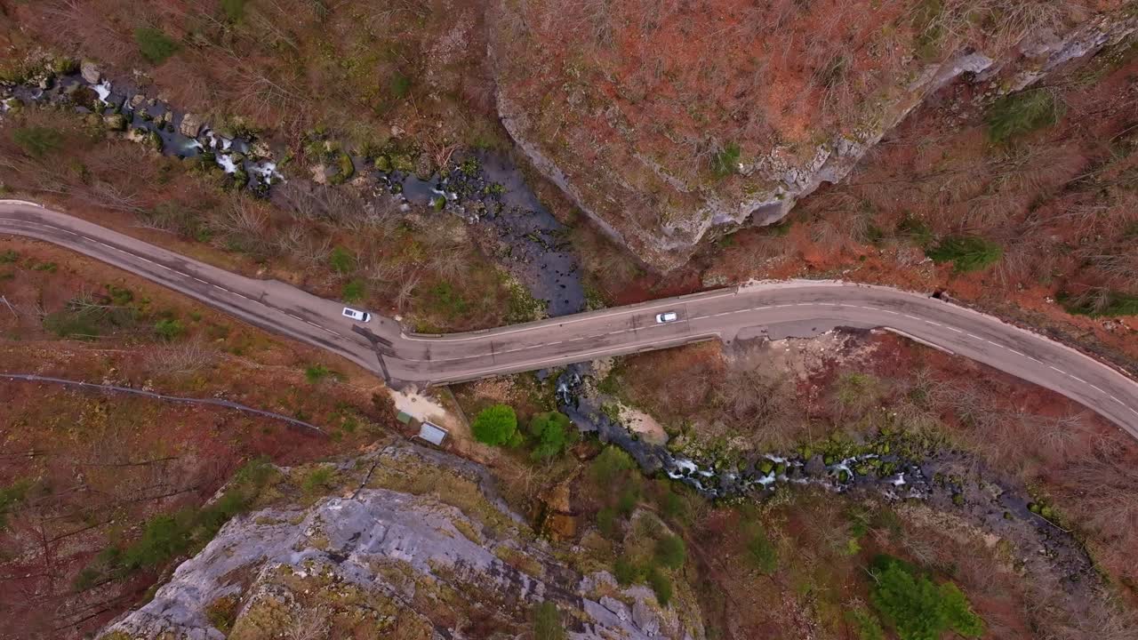 Luftoptagelse af en flodkrydsning dybt inde i det landlige sydøstlige Frankrig