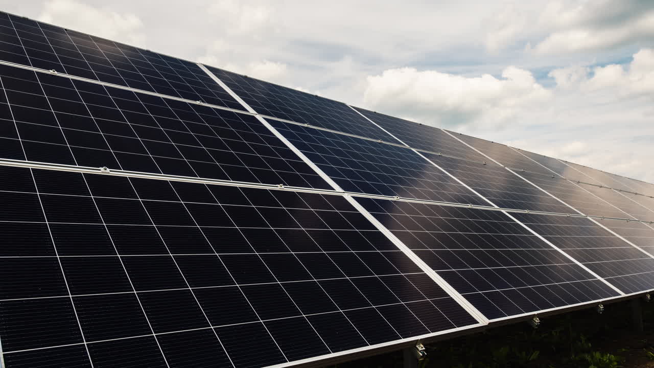 paneles de energía solar con nubes que se mueven rápidamente por encima de ellos