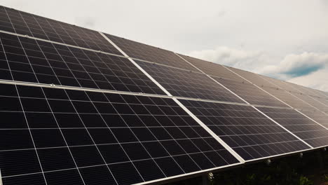 paneles de energía solar con nubes que se mueven rápidamente por encima de ellos