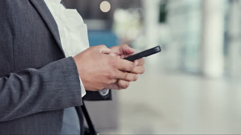 persona de negocios, teléfono y manos escribiendo en la oficina