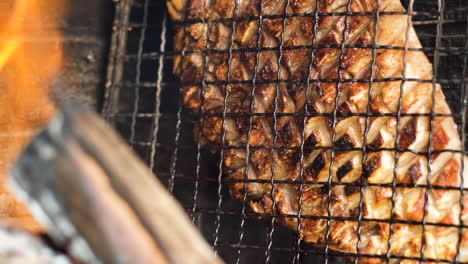 Köstliche-Lammrippchen-Auf-Dem-Grill,-Brutzelnd,-Während-Fett-Vom-Holzfeuer-Tropft