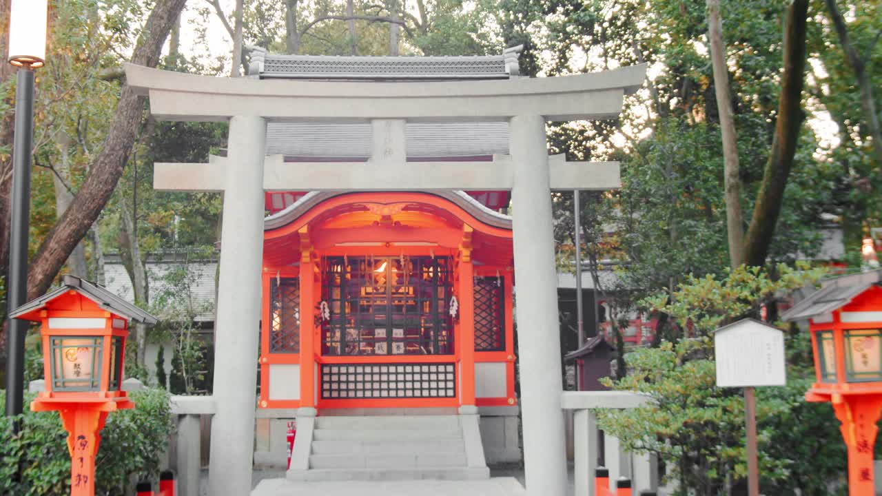 diapositiva de un hermoso santuario temprano en la mañana en kyoto, japón 4k cámara lenta