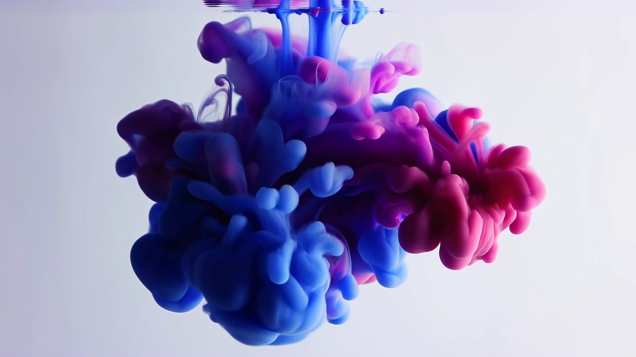 Vortice di inchiostro rosa e blu vivido che galleggia nell'acqua, illuminato in studio, texture cremose, cattura ad alta velocità, rallentatore cinematografico.