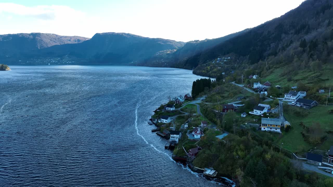 stavenes, noruega, ventosa mañana de otoño aérea a lo largo de sorfjorden