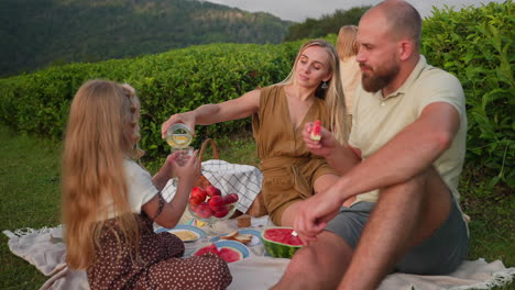picnic familiar en una plantación de té