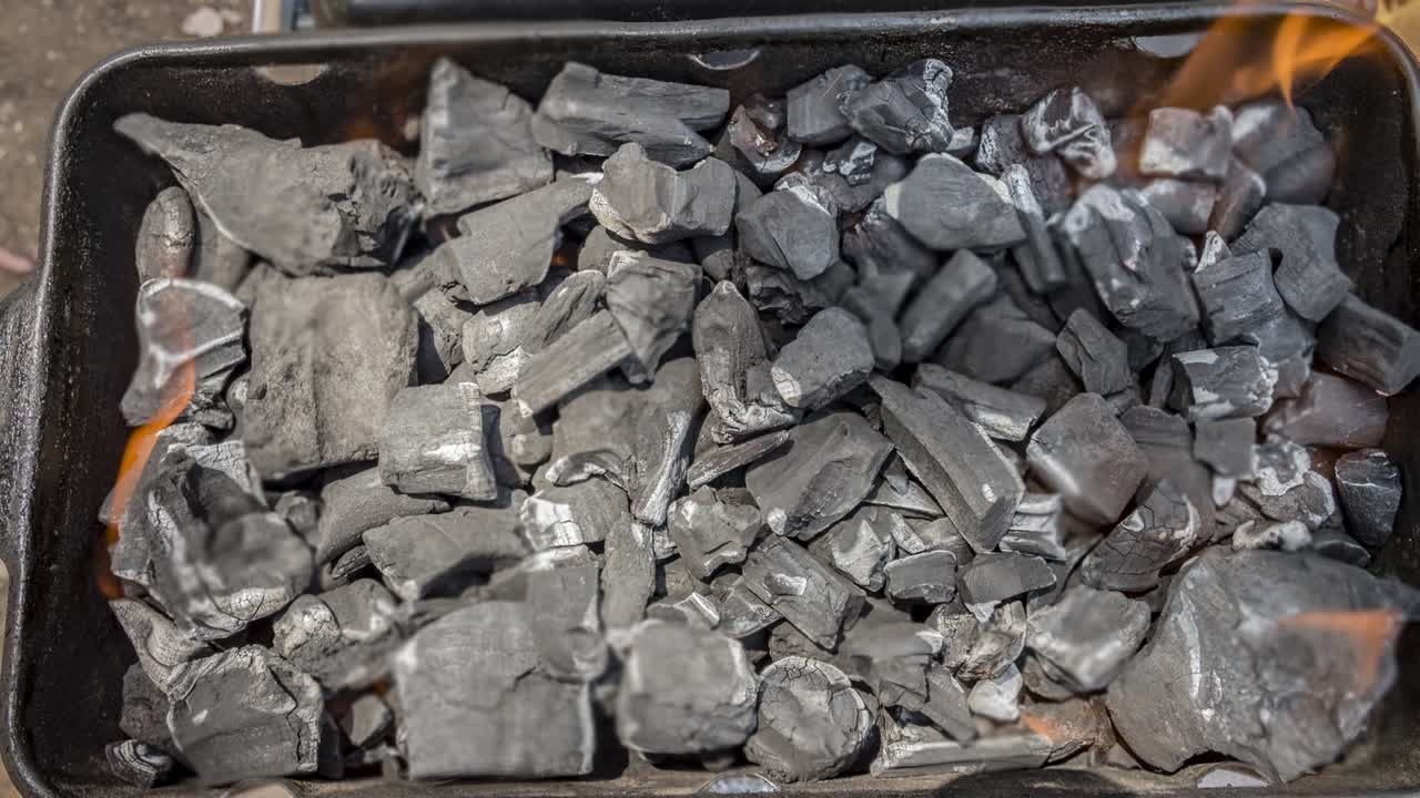 bbq 그릴 에서 불타는 석탄 에 불타는 불 의 영화