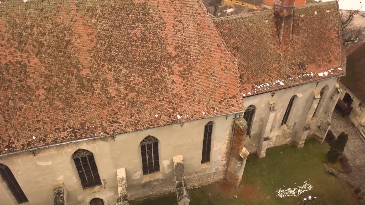 오후에 시기쇼아라 시의 건축물을 캡처한 드론 샷