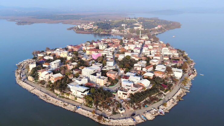 Vista aerea del villaggio di Gölyazı sul lago Uluabat in Turchia