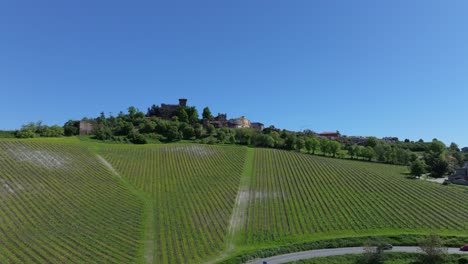 Viaje-Aéreo-Cinematográfico-Al-Pueblo-De-Gabiano,-En-La-Ladera-De-Una-Colina,-Italia-Y-Más-Allá,-Hogar-De-Castillos-Y-Excelentes-Vinos.