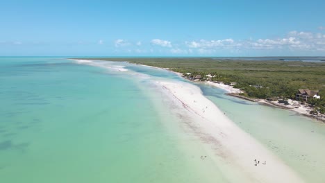 Drone-De-Gran-Angular-Disparado-Frente-A-La-Costa-De-La-Isla-Tropical-De-Holbox-Ubicada-En-El-Mar-Caribe-Con-Aguas-Turquesas-Cristalinas-Y-Playas-De-Arena-Blanca-En-México-Filmada-En-4k