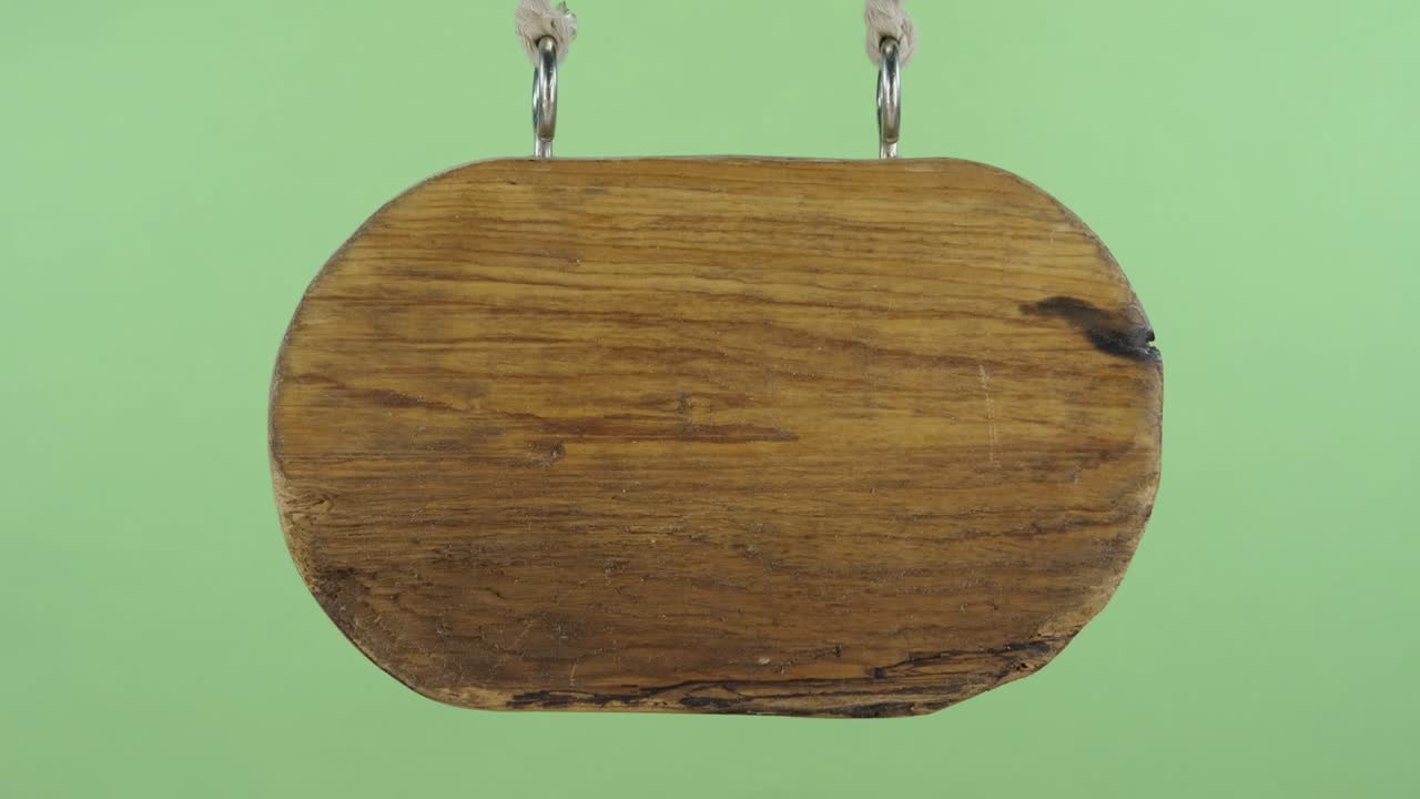 수직 파노라마 (vertical panorama) 는 줄에 매달린 오래된 보드에서 만든 표지판이다.