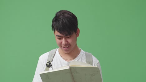 책을 읽는 젊은 남자