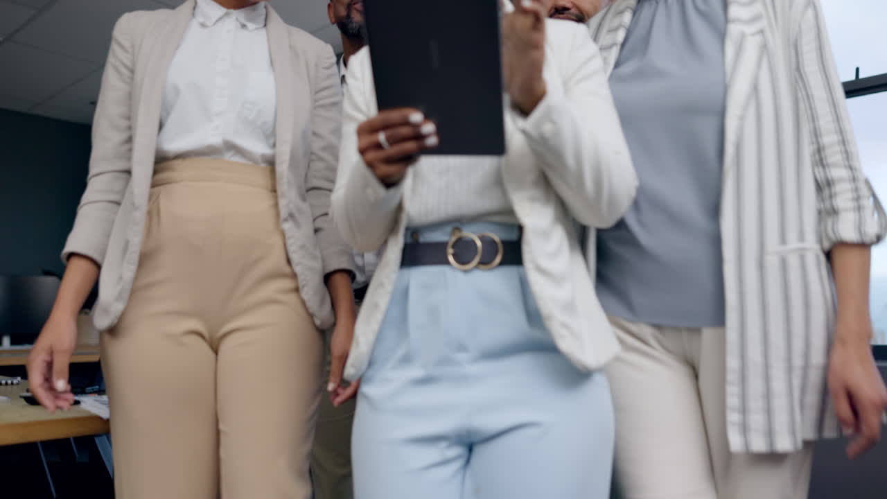 팀워크, 계획 및 비즈니스 사람들과의 태블릿