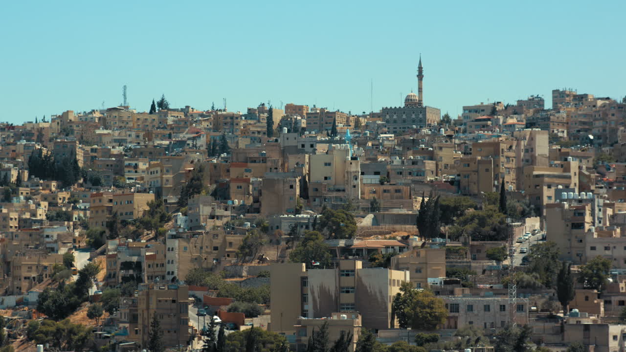 Jabal Al Ashrafyia Amman, Giordania. Primo piano della Moschea Abu Darweesh a Jabal Al Ashrafyeh. Filmato 4K di espansione urbana.