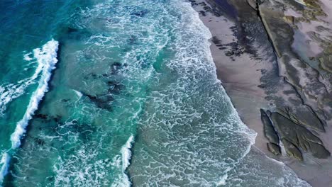 toma aérea de las olas que se lavan en la costa en la playa rocosa de carmel-by-the-sea