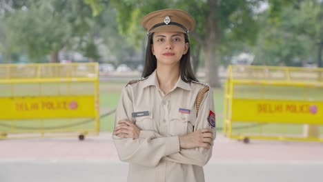 Retrato-De-Una-Mujer-Policía-India