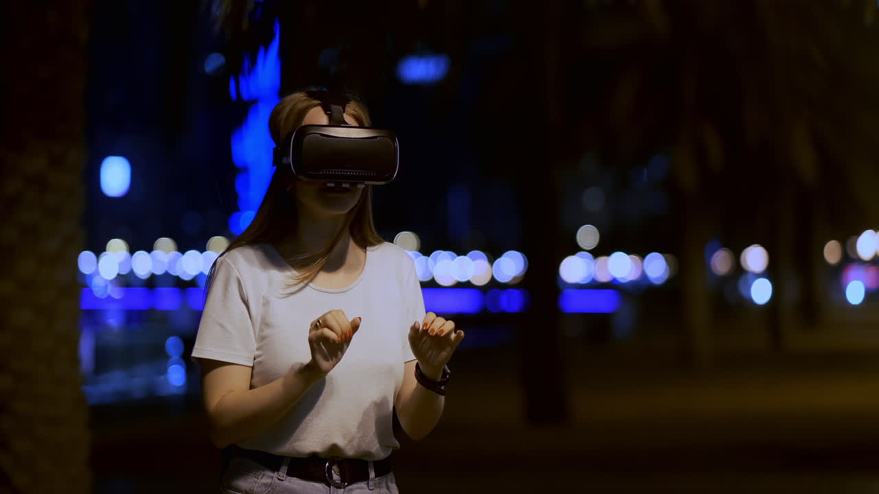 una giovane ragazza con gli occhiali di realtà virtuale in una grande metropoli simula il lavoro nell'interfaccia di realtà virtual del gioco di programmazione. il concetto di realtà aumentata